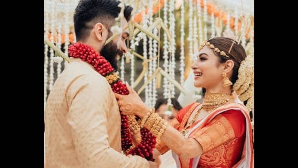 Newlyweds Mouni Roy And Suraj Nambiar Are A Visual Delight As They Rock The Dance Floor In Their Sangeet